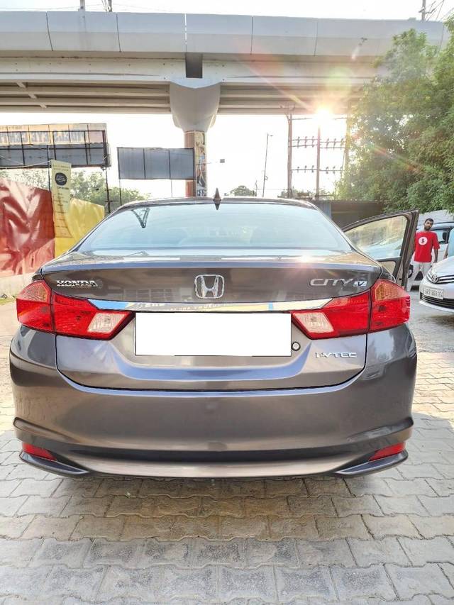 https://images10.gaadi.com/usedcar_image/4188847/original/processed_27b76d32c3e3b8d5ff333099d55098b1.jpg?imwidth=6401