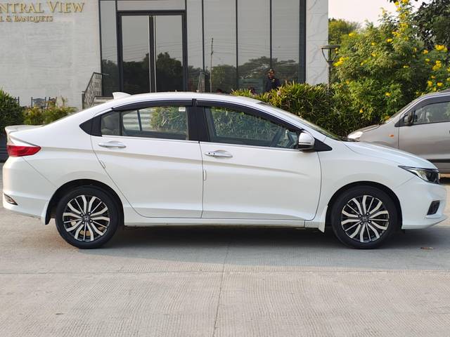 https://images10.gaadi.com/usedcar_image/4189124/original/processed_b7c7a1fd83da3242edc3c8661617ae59.jpg?imwidth=6401