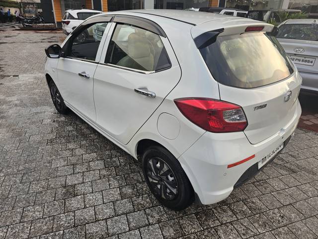 https://images10.gaadi.com/usedcar_image/4189222/original/processed_390abc0f5e9fe9fcce3e0de530f45507.jpg?imwidth=6402