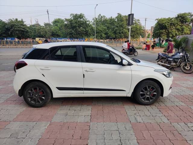 https://images10.gaadi.com/usedcar_image/4189344/original/b80b411e090140ac0f4f7a7f877663f1.jpg?imwidth=6401