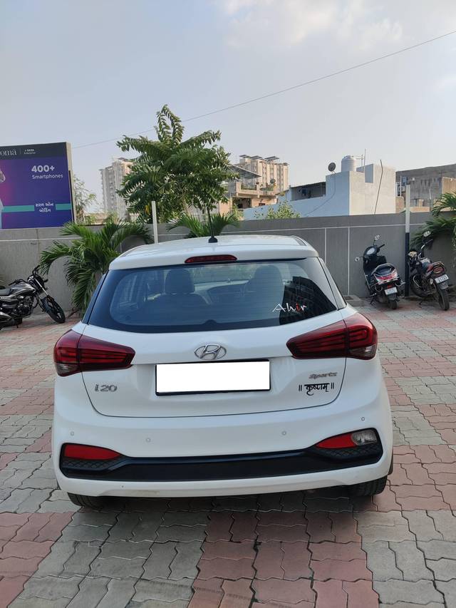 https://images10.gaadi.com/usedcar_image/4189344/original/processed_196e2c93398244c6cb9f0599c30d9b49.jpg?imwidth=6402