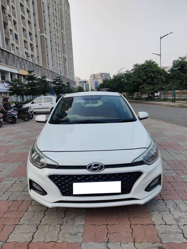 https://images10.gaadi.com/usedcar_image/4189344/original/processed_c83142e40ec32c5212561f6848e70ef2.jpg?imwidth=6400