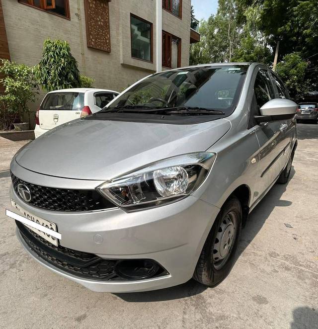 https://images10.gaadi.com/usedcar_image/4189449/original/processed_35f2810cbd4869df0bb89bcf1b0f6a5b.jpg?imwidth=6402