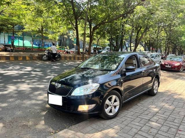 https://images10.gaadi.com/usedcar_image/4189536/original/processed_547295cd-8a18-4c41-87d1-323e7d4e3e1a.jpeg?imwidth=6401