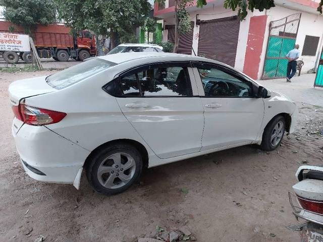 https://images10.gaadi.com/usedcar_image/4189853/original/processed_5112f8fd-09c3-4202-9bef-d5785819de02.jpg?imwidth=6402