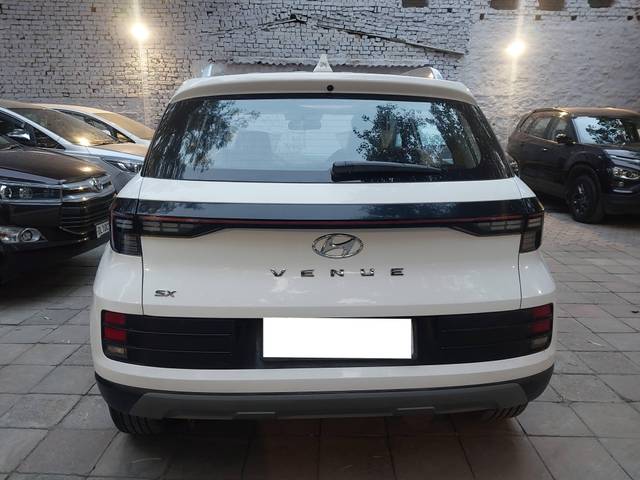 https://images10.gaadi.com/usedcar_image/4189971/original/processed_08e2bfc3397e6a2019d9e19abd7d7836.jpg?imwidth=6401