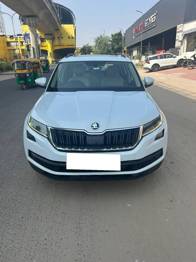 https://images10.gaadi.com/usedcar_image/4190119/original/processed_9144cde92772d4332384cb022600caf4.jpg?imwidth=6401