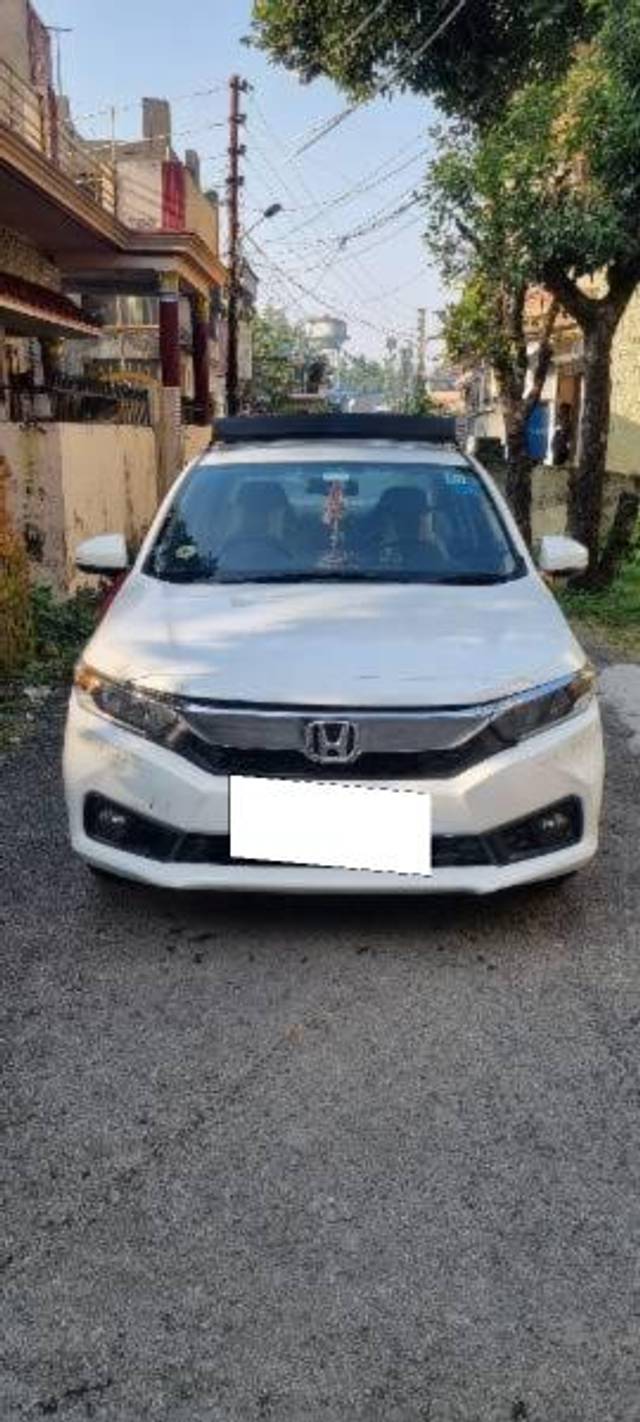 https://images10.gaadi.com/usedcar_image/4190159/original/processed_8cc9eb92-a18a-433a-802a-de4931317114.jpg?imwidth=6400