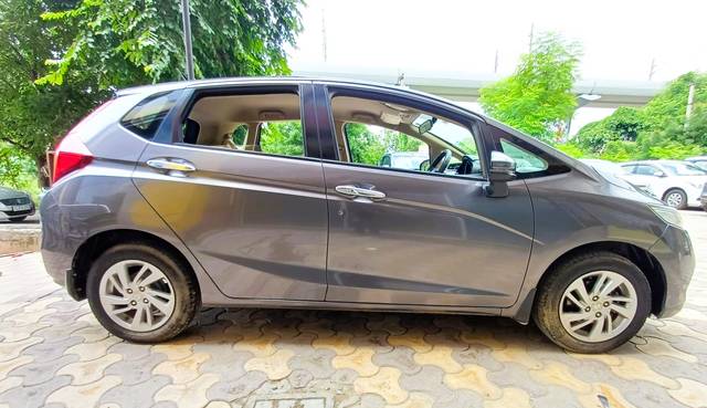 https://images10.gaadi.com/usedcar_image/4190471/original/7ee7108deb60c2942128612e724b6ba3.jpg?imwidth=6401