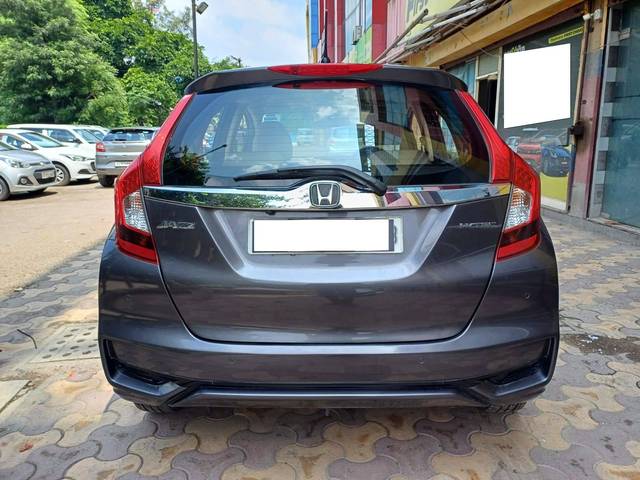 https://images10.gaadi.com/usedcar_image/4190471/original/processed_8ee0a9713435276fa561540ca0fd1ce3.jpg?imwidth=6402