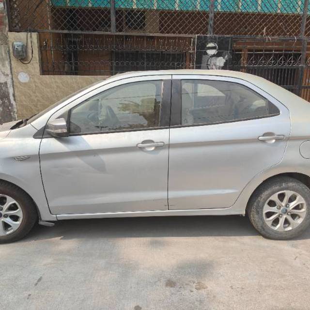 https://images10.gaadi.com/usedcar_image/4190589/original/7b9140340d86f62f220c1cce261f8f8b.jpg?imwidth=6402