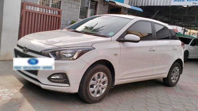 https://images10.gaadi.com/usedcar_image/4190836/original/b05a6fc5329f872168e0f0b1ae8f1289.jpg?imwidth=6402