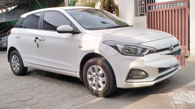 https://images10.gaadi.com/usedcar_image/4190836/original/b46e5ad927420e81fa581dd5be66ce2d.jpg?imwidth=6400