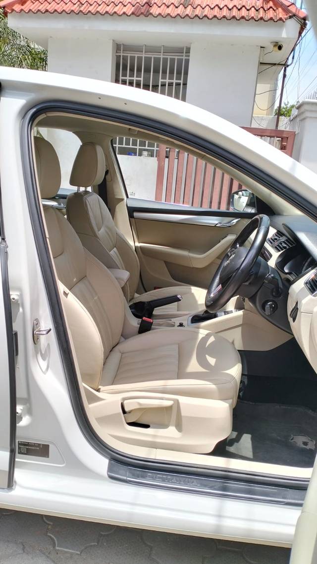 https://images10.gaadi.com/usedcar_image/4190931/original/8f72a6d9291543325fefa95547be12a4.jpeg?imwidth=6402