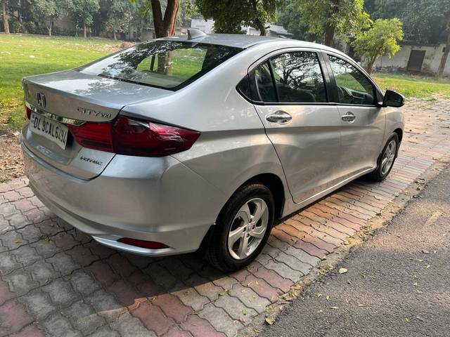 https://images10.gaadi.com/usedcar_image/4191399/original/f6edb2414dfc7aab58ff61907d2e9e11.jpg?imwidth=6402