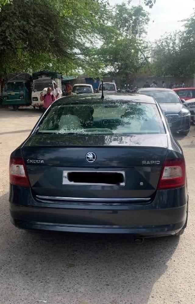 https://images10.gaadi.com/usedcar_image/4191629/original/9769b0c6cd29fcbc0b301a2deff2e4b6.jpeg?imwidth=6401