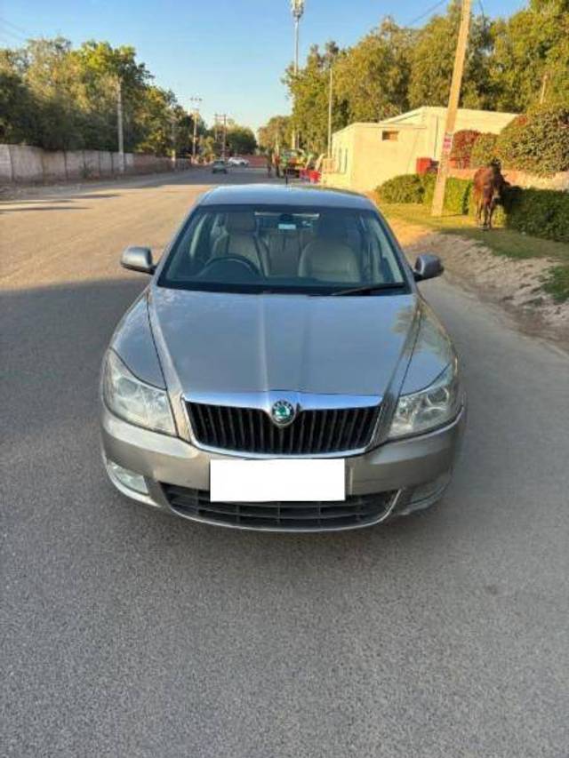 https://images10.gaadi.com/usedcar_image/4191692/original/2311864f436d9721f2f33875095f3127.jpeg?imwidth=6400