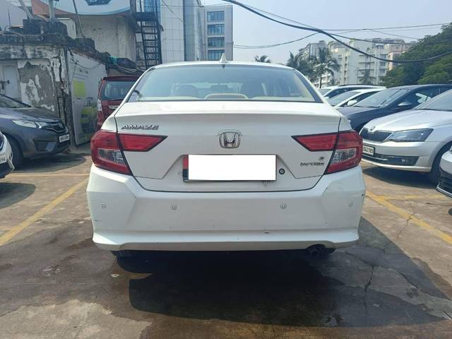 https://images10.gaadi.com/usedcar_image/4192045/original/processed_02d9f0397e2d8f4501fbefa4fbd37db7.jpg?imwidth=6402