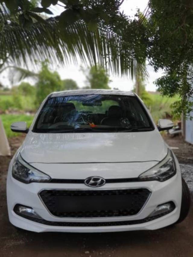 https://images10.gaadi.com/usedcar_image/4192123/original/processed_814a95cb-3d74-4727-9505-14e3e4dd8c2c.jpg?imwidth=6400