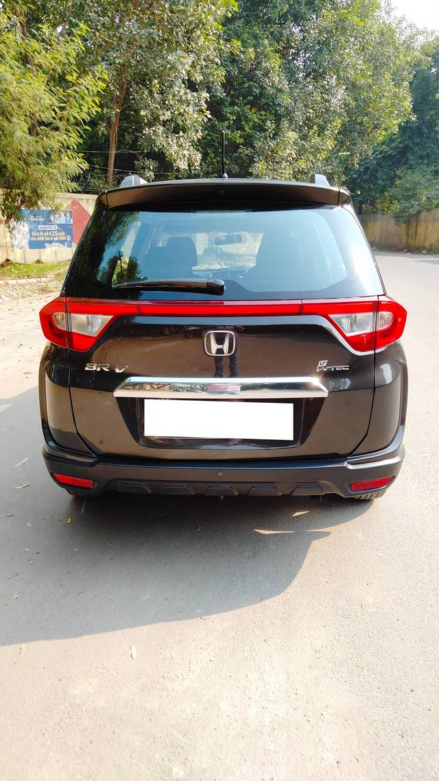 https://images10.gaadi.com/usedcar_image/4192185/original/processed_9896c085468aec173050565b1aacf2c7.jpg?imwidth=6402