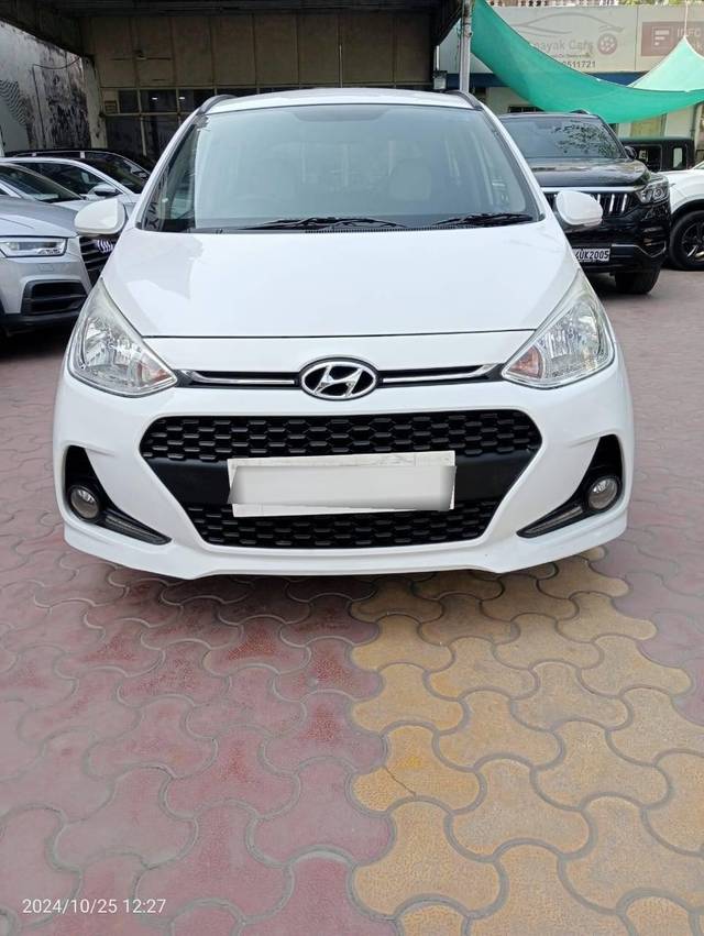 https://images10.gaadi.com/usedcar_image/4192258/original/processed_8424e06bf280e8e5efa95458064d10b4.jpg?imwidth=6402