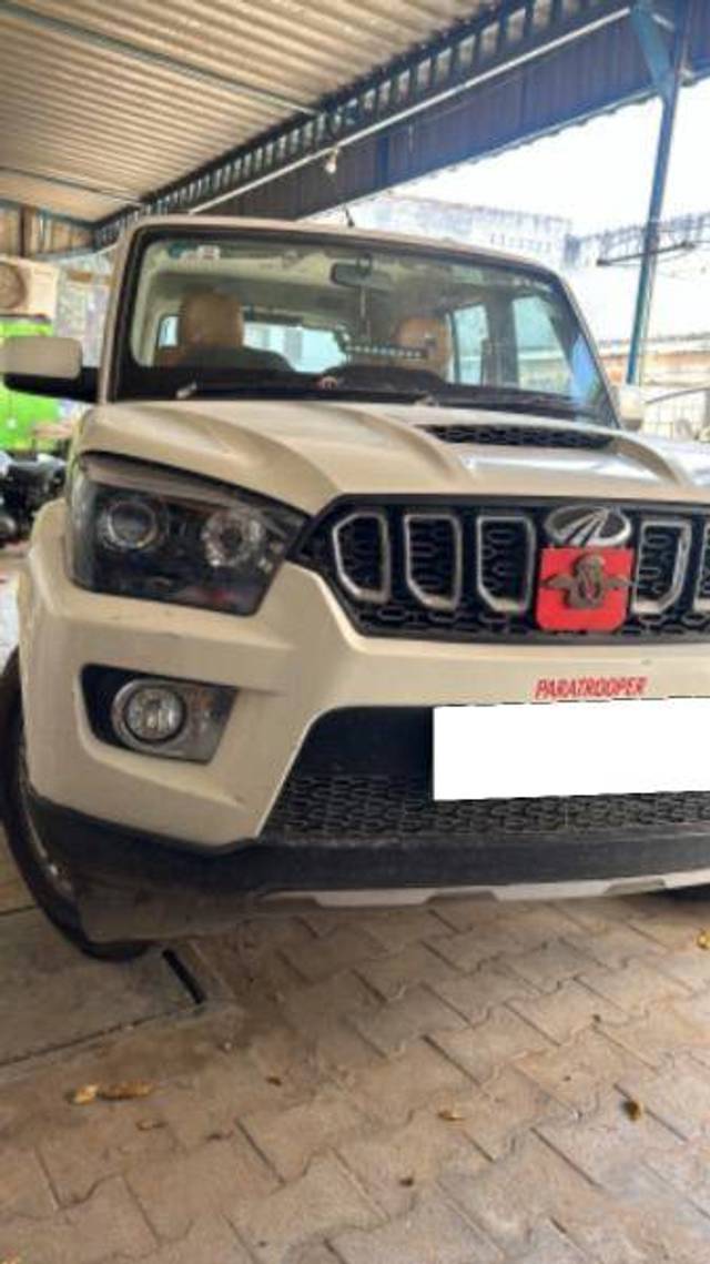 https://images10.gaadi.com/usedcar_image/4192329/original/8b1bda5d139a888dcafe2d62130b9e3e.jpeg?imwidth=6400