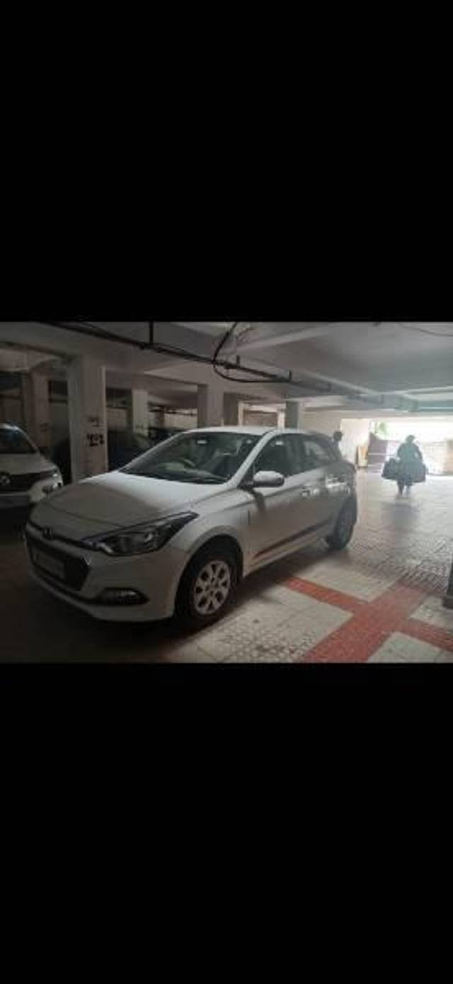 https://images10.gaadi.com/usedcar_image/4192432/original/processed_6365659a-a5c3-48aa-bd86-15121fe6d0c3.jpg?imwidth=6400