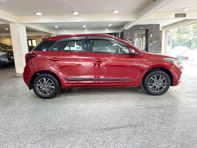 https://images10.gaadi.com/usedcar_image/4192534/original/processed_1682631581c90356ba0d5f9317c7ef8e.jpg?imwidth=6401