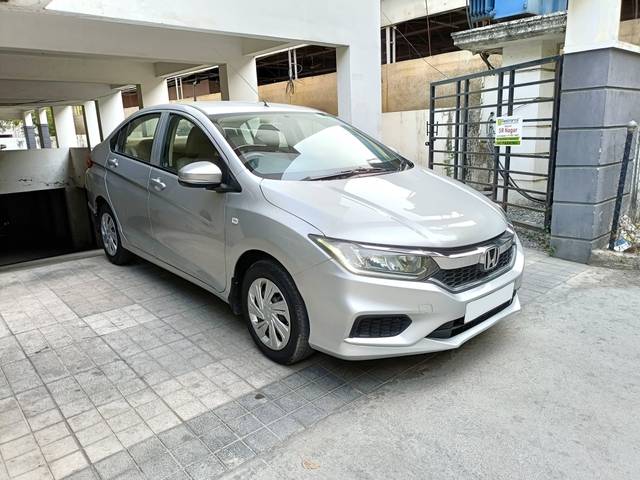 https://images10.gaadi.com/usedcar_image/4192775/original/processed_5e05b82dd25f0192ac83a19c5a5a63a7.jpg?imwidth=6400