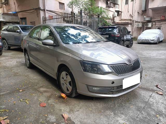 https://images10.gaadi.com/usedcar_image/4192957/original/processed_72429f895b1dfe2e96c1068e6aa3b445.jpg?imwidth=6400