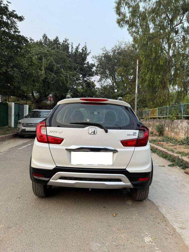 https://images10.gaadi.com/usedcar_image/4193116/original/processed_28ee03df58b3a3b8f88fd00a234de935.jpg?imwidth=6402