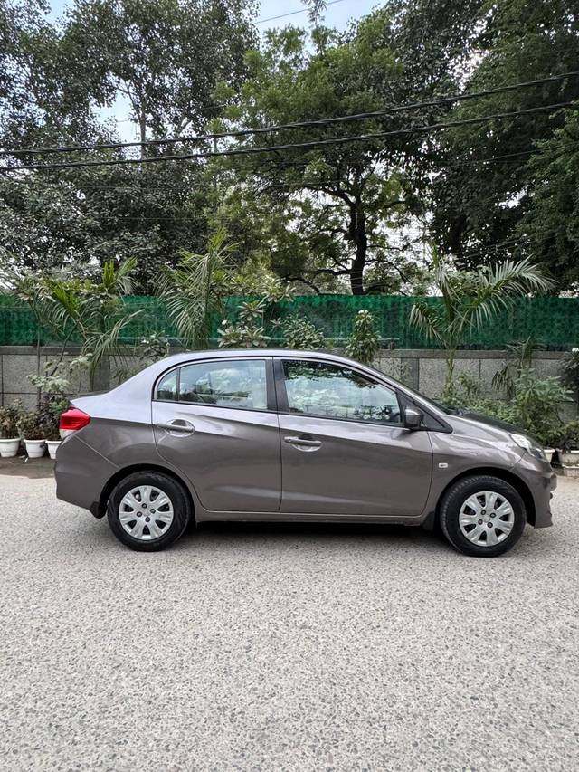 https://images10.gaadi.com/usedcar_image/4193129/original/e178786547c8c5471206c6ab0869441c.jpg?imwidth=6401