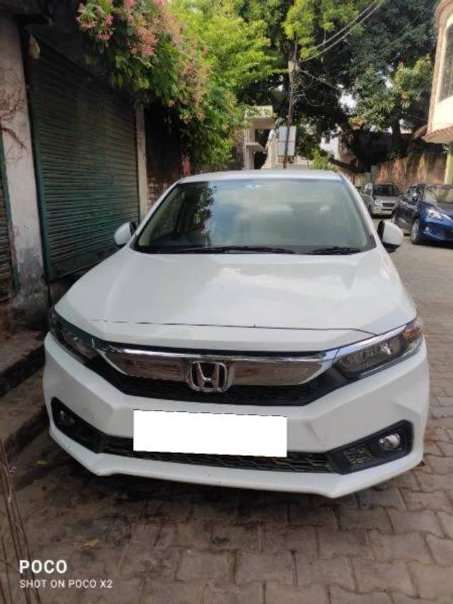 https://images10.gaadi.com/usedcar_image/4193271/original/processed_da73594e-6edb-411f-a738-0c5106469a30.jpg?imwidth=6400