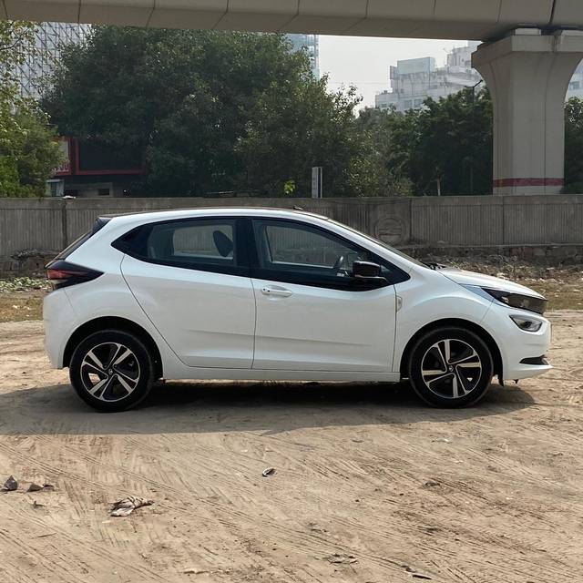 https://images10.gaadi.com/usedcar_image/4193415/original/7633f66b6e62a648053a1f60d08e8d25.jpg?imwidth=6401