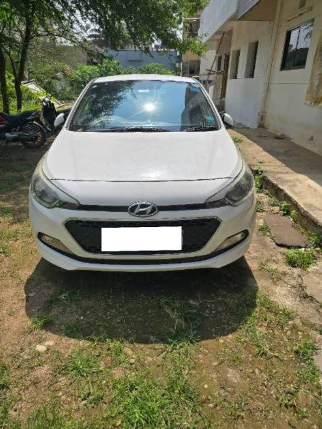 https://images10.gaadi.com/usedcar_image/4193699/original/processed_c95d86bd-2618-402b-b506-b77d77b8788e.jpg?imwidth=6400