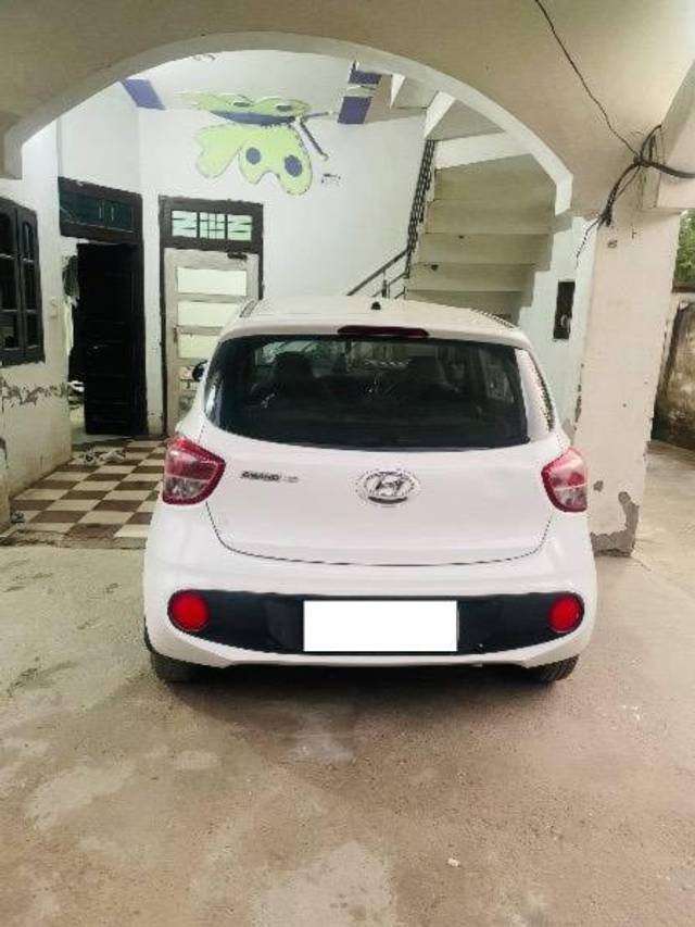 https://images10.gaadi.com/usedcar_image/4193716/original/processed_4c1ccd84-8a8e-4901-8dc9-3ba12ec66865.jpeg?imwidth=6401