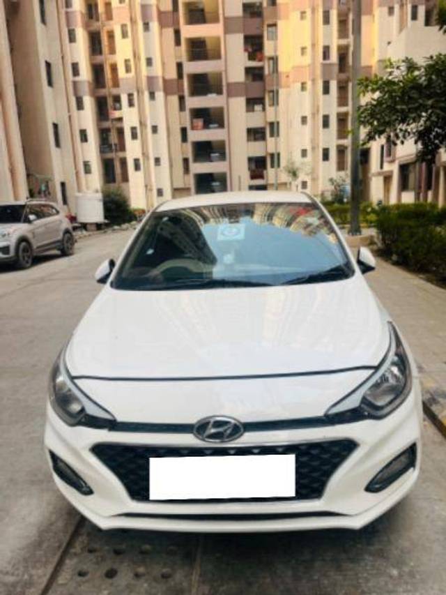 https://images10.gaadi.com/usedcar_image/4193733/original/cf50153868ebd5cc1340bbae3ffcb1d8.jpeg?imwidth=6400