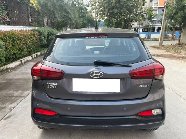 https://images10.gaadi.com/usedcar_image/4193839/original/processed_7b861f83f2a41617d238684b94fe773e.jpg?imwidth=6402