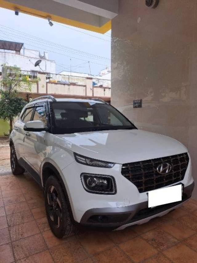 https://images10.gaadi.com/usedcar_image/4194069/original/processed_d5de5a68-1058-4987-b224-e0a229bbe582.jpg?imwidth=6400