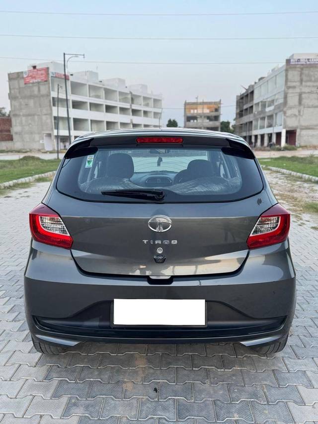 https://images10.gaadi.com/usedcar_image/4194115/original/processed_05f46e1219cccf0a1c5abe7fd3151c78.jpg?imwidth=6402