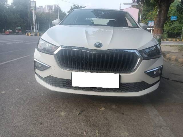 https://images10.gaadi.com/usedcar_image/4194146/original/processed_ef427802-fd36-4149-8dbd-4cd65627c7f0.jpg?imwidth=6402