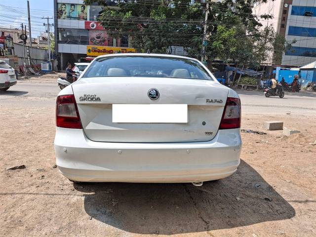 https://images10.gaadi.com/usedcar_image/4194198/original/processed_34a5ef3e9c8f53378510ece01a535cb4.jpg?imwidth=6402