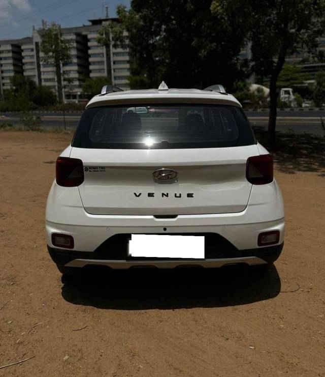 https://images10.gaadi.com/usedcar_image/4194381/original/processed_47fa7ef34ce637a03ed29868365d99da.jpg?imwidth=6402