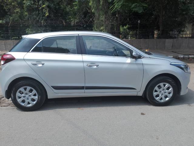 https://images10.gaadi.com/usedcar_image/4194919/original/0e1fd5b52dd2f561be0b6a24ad28567a.jpg?imwidth=6401