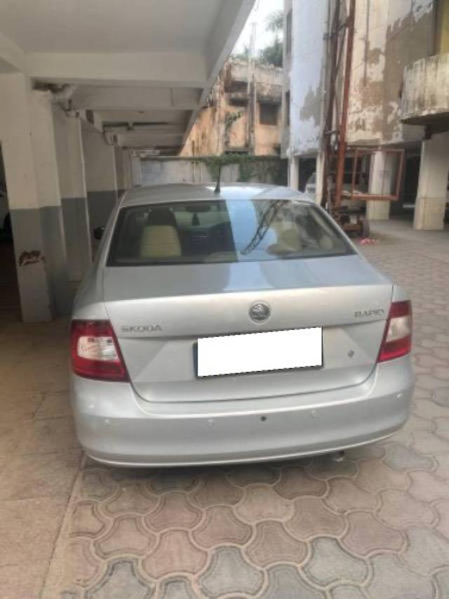 https://images10.gaadi.com/usedcar_image/4195138/original/processed_7eade441-4a7c-4132-911b-898dfe3ab511.jpeg?imwidth=6402