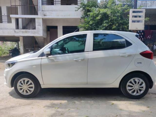 https://images10.gaadi.com/usedcar_image/4195306/original/processed_df9c1a89-8e32-4e73-a165-48e7a6ae9164.jpg?imwidth=6402