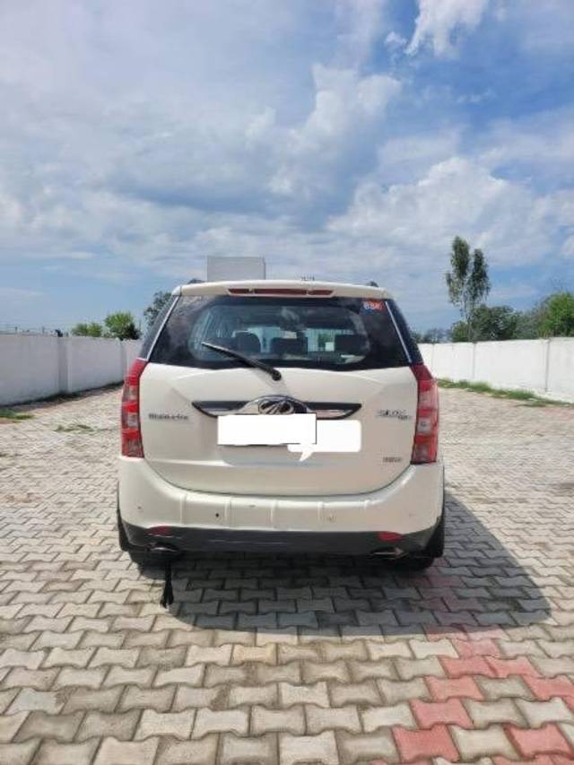 https://images10.gaadi.com/usedcar_image/4195442/original/processed_da65fe5e-081c-4744-92e7-08a9efac6bab.jpg?imwidth=6401