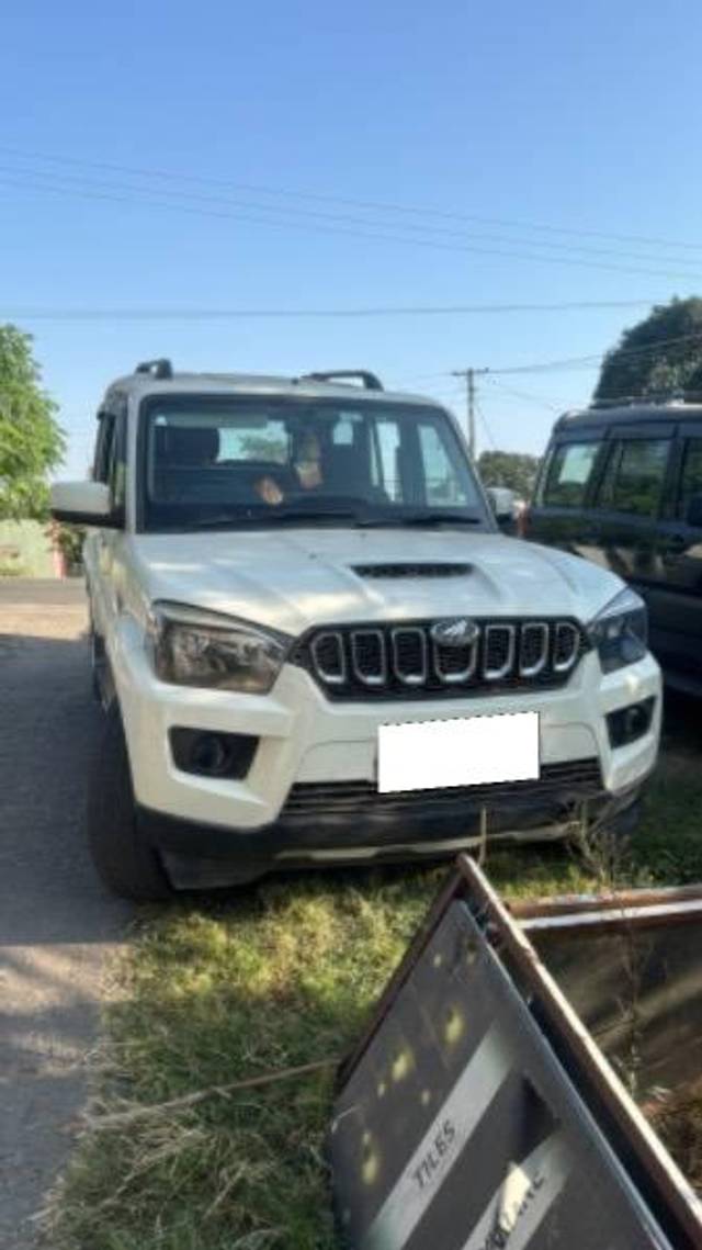 https://images10.gaadi.com/usedcar_image/4195964/original/processed_4c2053c2-5b58-4616-a0f4-59b8e04d6805.jpeg?imwidth=6400