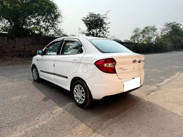 https://images10.gaadi.com/usedcar_image/4196526/original/processed_5ccb3a47073d940ef4afe4e9444740de.jpg?imwidth=6402