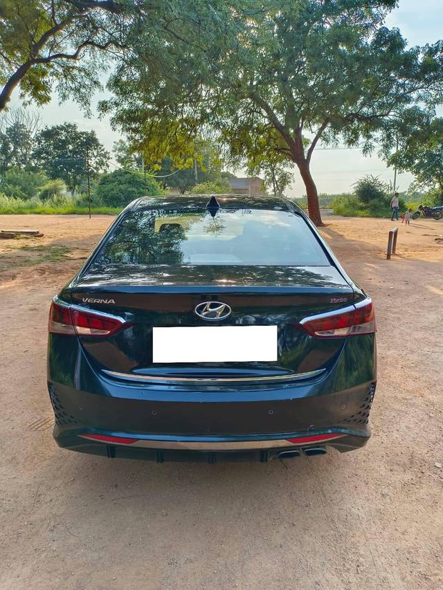 https://images10.gaadi.com/usedcar_image/4196662/original/processed_6ec5de34734f66741510ab4c28b85593.jpg?imwidth=6402